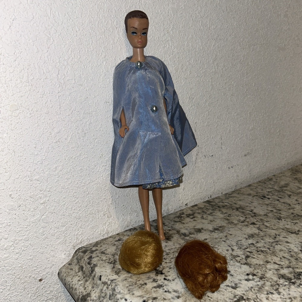 Vintage 1963 Barbie Doll FASHION QUEEN #870 With Two‎ Wigs E3